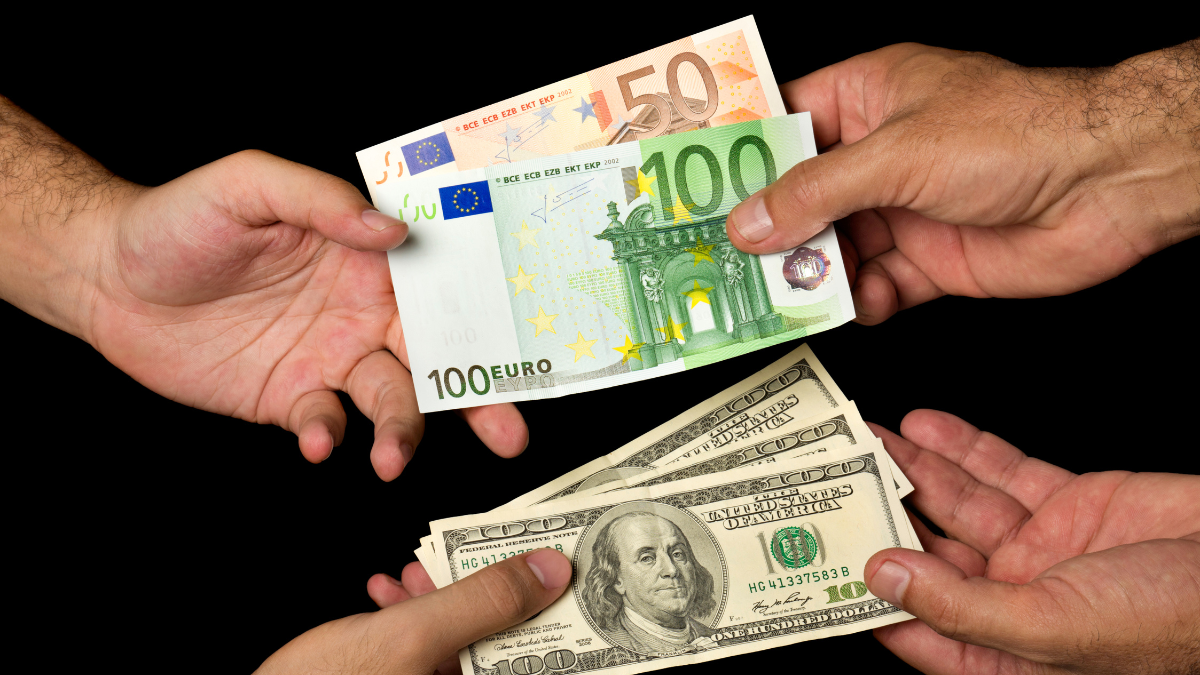 Обмен евро на доллары. Обмен денег. Обмен валюты картинки. Валюта реклама. Обмен наличной валюты.